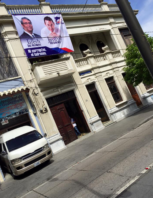 Apoyo p&uacute;blico de Willy Rivera a su amigo Jimmy Morales. (Foto: Jos&eacute; D&aacute;vila/Soy502)