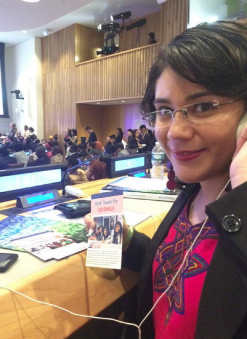 Tracy M&eacute;ndez, madre de Jimena, escuch&oacute; atentamente las palabras de su hija. (Foto: Let Girl Leads)