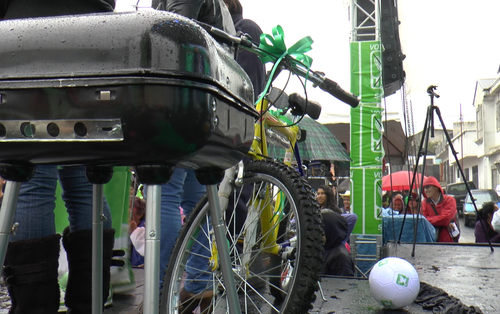 Una bicicleta y una churrasquera fueron los premios principales del evento entre los asistentes. (Foto: Roberto Caubilla/Soy502)