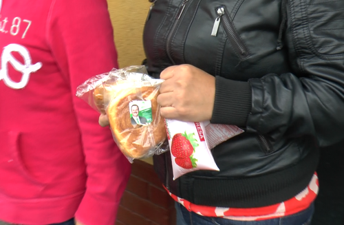 La organizaci&oacute;n de la UNE regal&oacute; la refacci&oacute;n a las personas acarreadas al mitin. (Foto: Roberto Caubilla/Soy502)