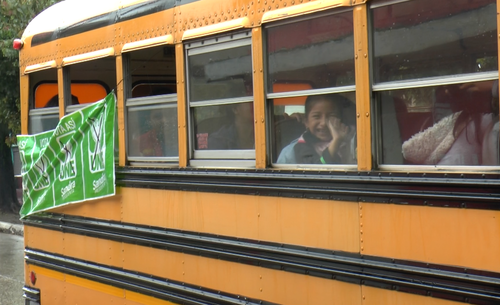 Al menos 15 autobuses con cerca de 50 personas en cada uno lleg&oacute; a la zona 6 de Mixco procedente de los alrededores. (Foto: Roberto Caubilla/Soy502)