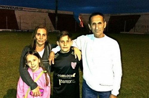 Franco Villega, el ni&ntilde;o que don&oacute; sus ahorros, junto a su familia. (Foto: Infobae)