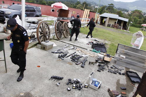 En la vivienda ubicada en la zona 1 de Santa Elena Barillas, se decomis&oacute; armamento, municiones y se desmantel&oacute; un narco laboratorio. (Foto:PNC) 