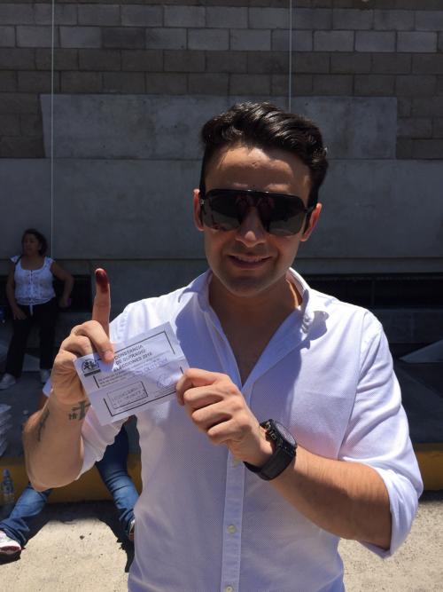 El intérprete Carlos Peña también asistió a las urnas. (Foto: Carlos Peña) 