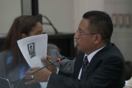 El fiscal H&eacute;ctor Canastuj, presenta entre los medios de prueba contra Barreda informes de Migraci&oacute;n y constancias del cambio de nombre que realiz&oacute; su padre mientras hu&iacute;a en M&eacute;xico. (Foto: Esteban Biba/Soy502)