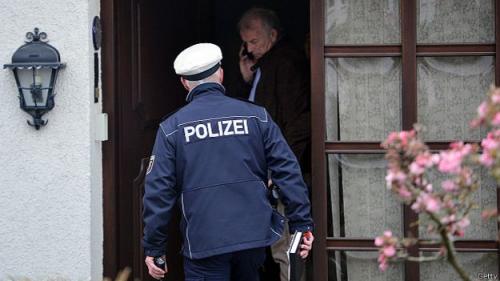 La policía visitó la casa del piloto para encontrar más pistas sobre el hecho. (Foto: BBC)