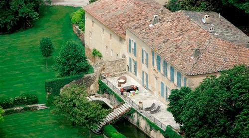 La pareja, que contrajo matrimonio en el castillo en octubre de 2014, descubri&oacute; el complejo durante un vuelo en helic&oacute;ptero.