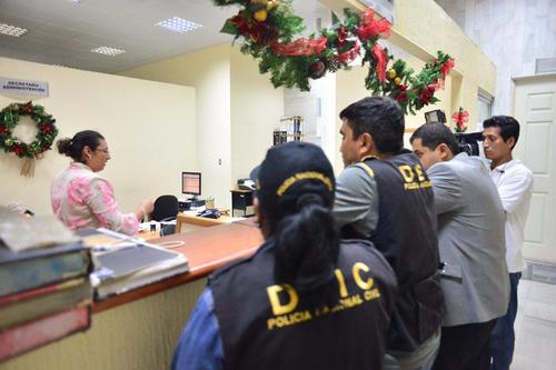 Elementos de la DEIC trasladaron el expediente de un juzgado a otro.  (Foto:  Jes&uacute;s Alfonso/Soy502) 