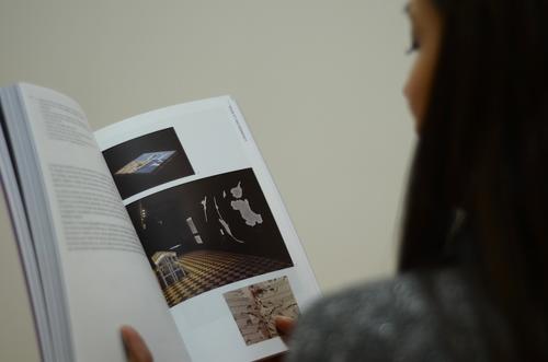 El cat&aacute;logo est&aacute; disponible en Fundaci&oacute;n Paiz. (Foto: Selene Mej&iacute;a/Soy502) 