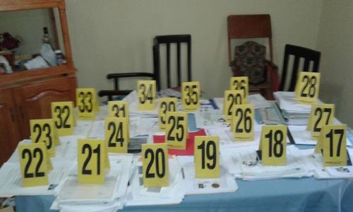 En la vivienda de G&oacute;mez Maldonado se localizaron cerca de 300 documentos legales. (Foto @stereo100xela/Soy502)