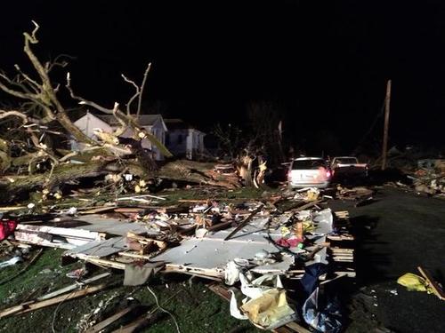 Cerca de 20 viviendas fueron destruidas por completo a causa del tornado. (Foto Chicago Sun Times)
