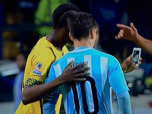 No se perdi&oacute; el momento Brown y se llev&oacute; su recuerdo con Messi. 