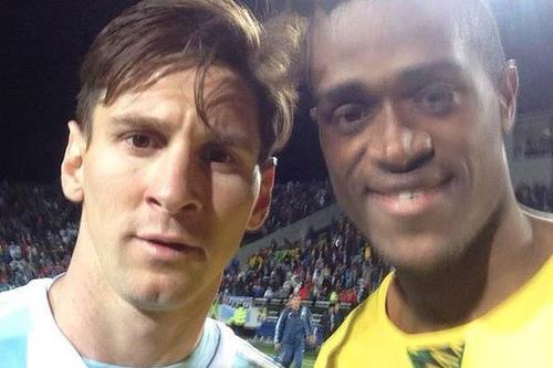 Brown confes&oacute; que era un sue&ntilde;o para &eacute;l conocer a Messi. (Foto original, tomada por Brwon despu&eacute;s del partido entre Argentina y Jamaica) 