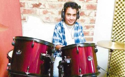 Tommy Chajón tocaba la batería en una banda que tenía con unos amigos.  (Foto: Nuestro Diario)