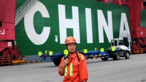 La mayor&iacute;a de inversionistas en la bolsa china son individuales que con frecuencia retiran el capital.  (Foto: BBC) 