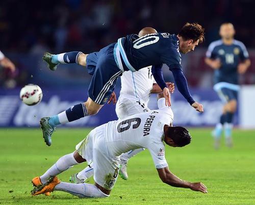Messi recibe entradas fuertes foto
