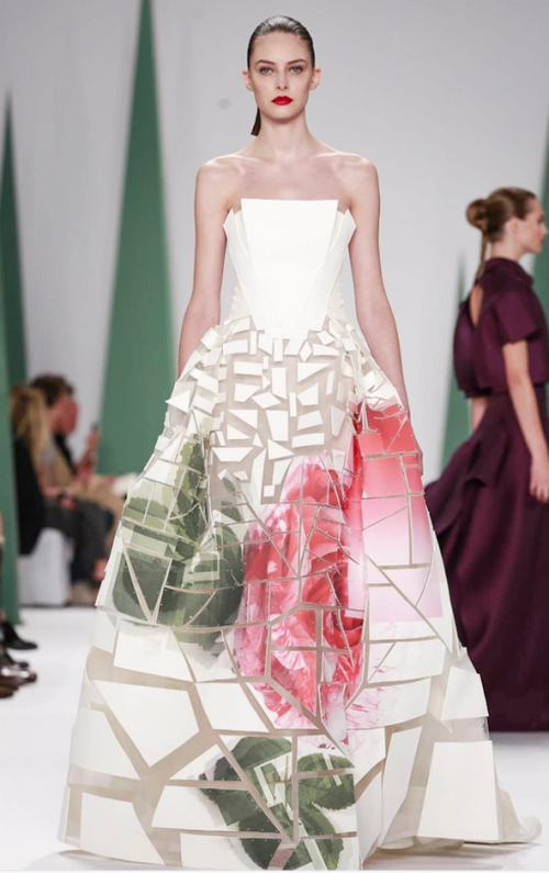 La deconstrucci&oacute;n agrega un toque futurista a este vestido. (Foto: Nowfashion) 