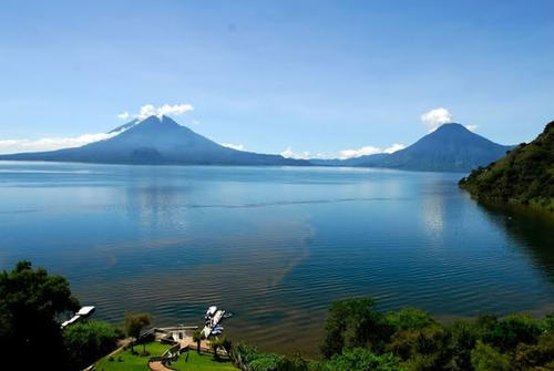 El lago de Atitl&aacute;n vivi&oacute; uno de los momentos m&aacute;s cr&iacute;ticos en 2009 cuando la cianobacter&iacute;a afect&oacute; sus aguas, poniendo en riesgo su estabilidad. 