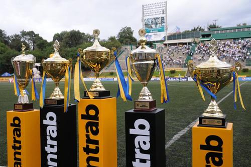 Comunicaciones present&oacute; sus cinco copas ante sus aficionados en el Cementos Progreso
