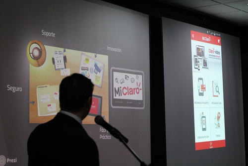 Francisco L&oacute;pez, gerente Regional de Negocios Electr&oacute;nicos de Claro, present&oacute; la aplicaci&oacute;n "MiClaro" que se encuentra disponible para toda Centroam&eacute;rica (Foto: Alexis Batres/Soy502)