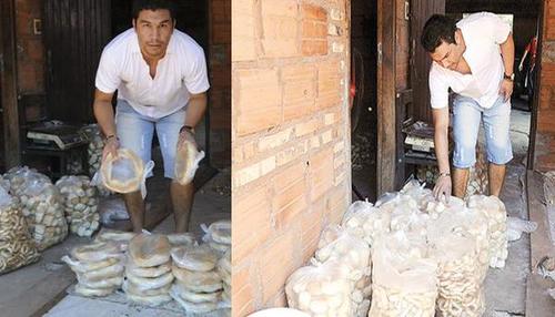Los medios en Paraguay han documentado que Salvador Caba&ntilde;as, ayuda en el reparto de pan en un negocio de sus padres. 