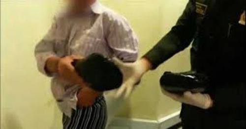 La hero&iacute;na iba en sus gl&uacute;teos postizos.  (Foto: Telemundo)