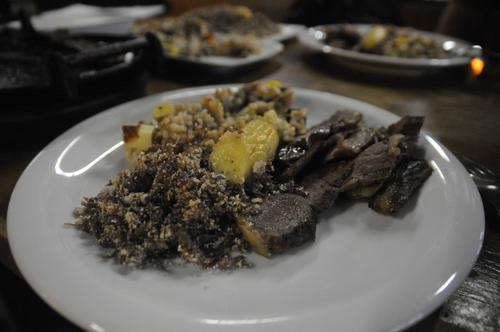 Un platillo t&iacute;pico del norte de Brasil. Carne de sol, (carne de res) s&oacute;lo preparada con sal; Bai&atilde;o de dois: Frijol y arroz (cocinados juntos), con verduras (pimiento, zanahoria, apazote) y queso y Pa&ccedil;oca de pil&acirc;o: carne frita con harina de yuca, cebolla roja y banano. (Foto: Pedro Pablo Mijangos/Soy502) 
