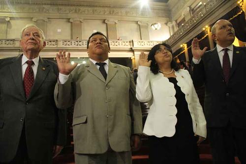 El Consejo del IDPP, tras la juramentación se constituye como la Comisión de Postulación: de izquiera a derecha: Adolfo González Rodas, Otto Haroldo Ramirez, Delia Dávila, Jorge Calderón. (Foto: Alexis Batres/Soy502)