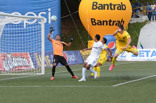 El juvenil Freddy P&eacute;rez debut&oacute; en la porter&iacute;a de Comunicaciones en sustituci&oacute;n de Juan Jos&eacute; Paredes, quien estar&aacute; ausente 20 d&iacute;as. (Foto: Salvador Revolorio/Nuestro Diario)