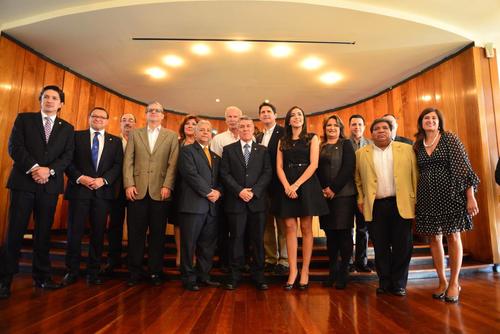 El alcalde Arz&uacute; con su equipo de trabajo del Concejo Municipal. (Foto: Jes&uacute;s Alfonso/Soy502).