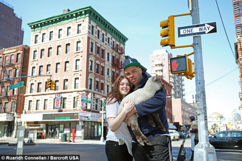 Maxine y Sandy, adoptantes de Smokey visitarán al corderito luego de llevarlo a una granja. (Foto: Alexandre Ayer/Brcroft)