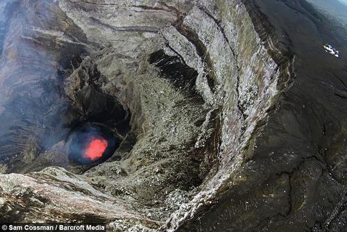 El campamento de los expedicionarios se encuentra a pocos metros de distancia del lago de fuego. (Foto: Sam Cossman/Barcroft Media) 