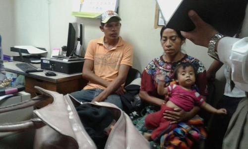 Personal del hospital y de la PGN explic&oacute; la condici&oacute;n de Las Rositas a los padres. (Foto hospital Roosevelt)