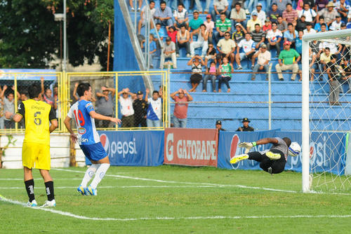 Comunicaciones consigue el triunfo en Mazatenango y se afianza en el segundo lugar de la tabla. (Foto: Nuestro Diario)