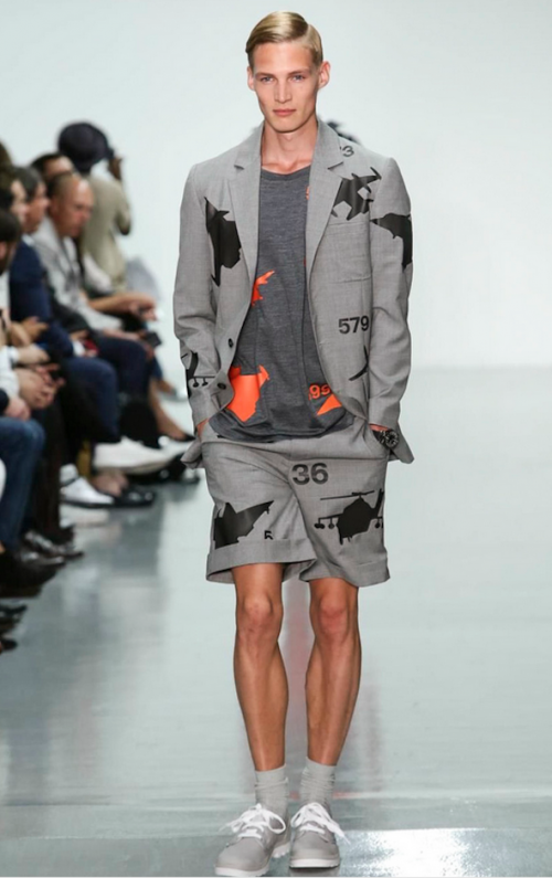 Christopher Raeburn se divierte con los pantalones cortos. (Foto Now Fashion) 