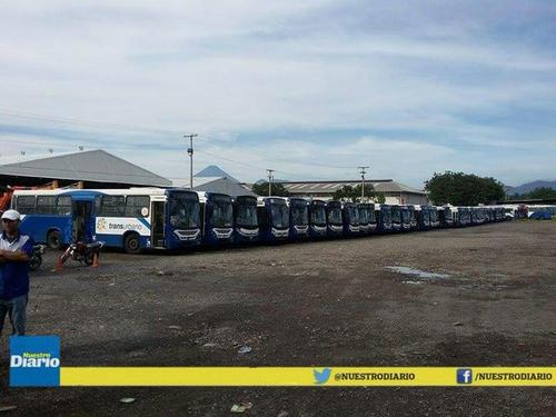Cerca de 200 autobuses permanecen estacionados por la falta de pago de los salarios de los pilotos. (Foto Nuestro Diario)