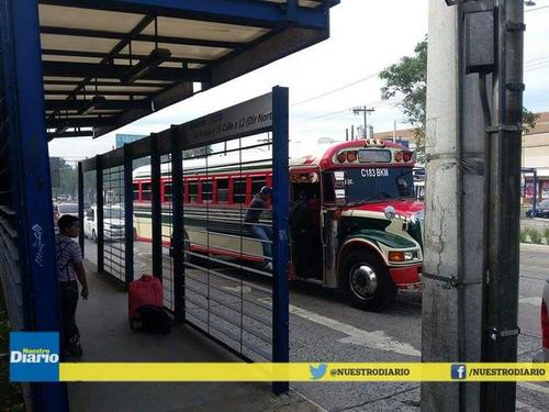 Vecinos del sur de la ciudad han optado por el servicio de rutas cortas o por taxis para trasladarse. (Foto Nuestro Diario)