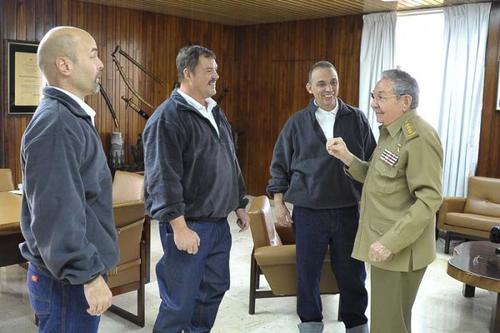 Momentos en que Ra&uacute;l Castro recibe a los tres expresidiarios de Estados Unidos. (Foto: cubasi.cu)