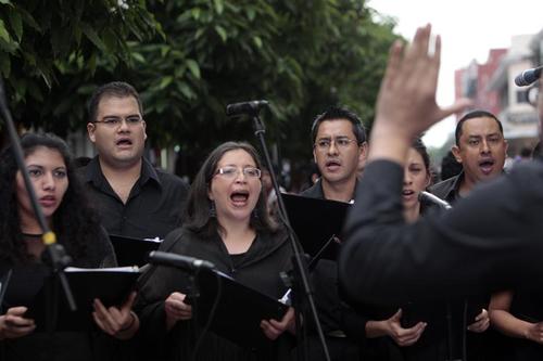 Estudio Coral Guatemala interpreta a todo pulm&oacute;n la melod&iacute;a "Culpable". (Foto: Esteban Biba/EFE) 