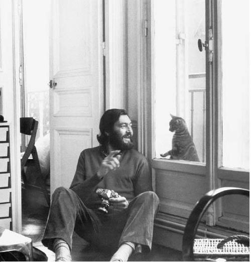 Cort&aacute;zar, jugando con un gato. (Foto: Sara Facio)