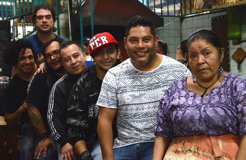 Los integrantes de la banda en el Mercado Central. (Foto: Selene Mej&iacute;a/Soy502) 