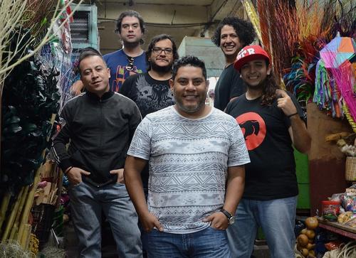 Los Miseria Cumbia Band son muy queridos en el Mercado, muchas personas aprovechan para tomarse una fotograf&iacute;a y llevarse un recuerdo. (Foto: Selene Mej&iacute;a/Soy502) 