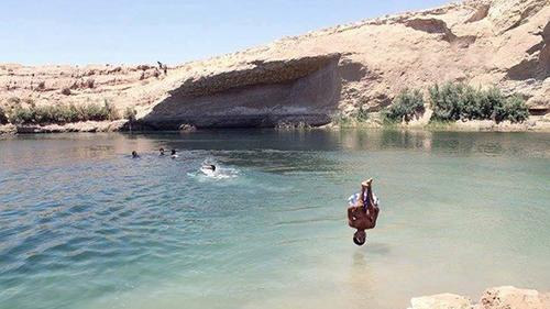 Los visitantes se lanzan desde las rocas. (Foto: Facebook Gafsa Beach) 
