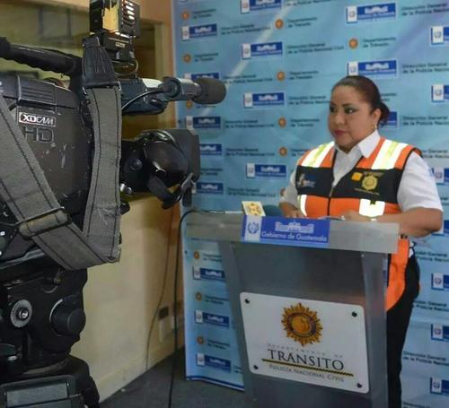 Dalia Santos es la encargada de informar a la poblaci&oacute;n respecto de los problemas viales en el pa&iacute;s y de los cambios a la normativa de tr&aacute;nsito. (Foto Tomada de Facebook)