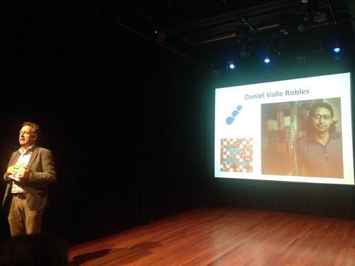 Daniel Valle presentando "Y ahora estoy aqu&iacute;", en la embajada de Guatemala en Holanda. (Foto: Embajada de Guatemala ante el reino de los Pa&iacute;ses Bajos)