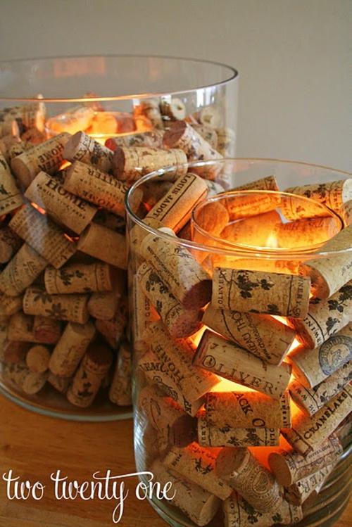Un porta velas es otro de los objetos que puedes hacer con corchos sobrantes.