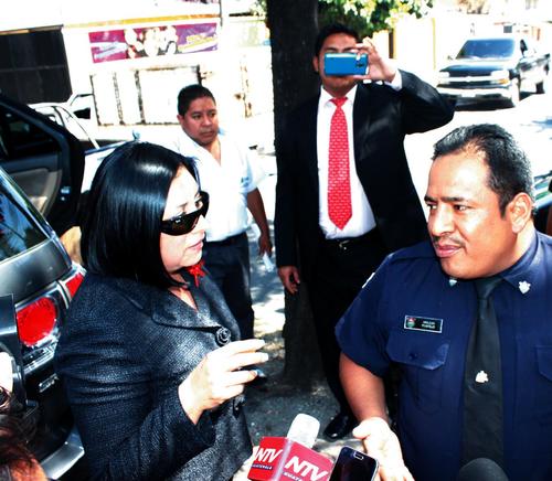 La diputada conversa con Amílcar Montejo, intendente de la PMT.  (Foto: Diario La Nación)