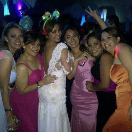 Alejandra Reyes, al centro de blanco, en la fiesta de 15 años de la una de las hijas de Byron Lima. (Foto: Facebook) 
