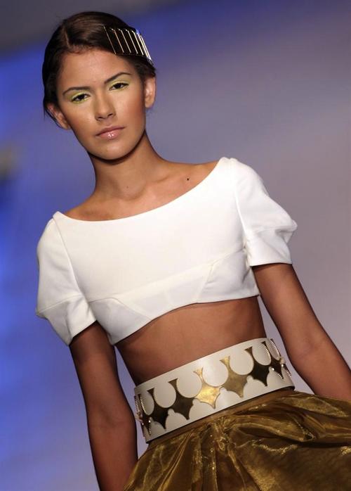 Los cinturones y adornos en el cabello resaltaron en la pasarela. 