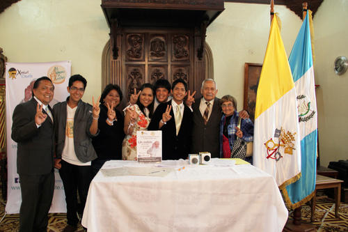 Toda la Familia de Diego Mart&iacute;nez est&aacute; involucrada en la campa&ntilde;a para lograr que &eacute;l y su padre puedan viajar a el Vaticano para invitar al papa Francisco a venir a Guatemala.  (Foto: Antonio Ordo&ntilde;ez/Soy502)